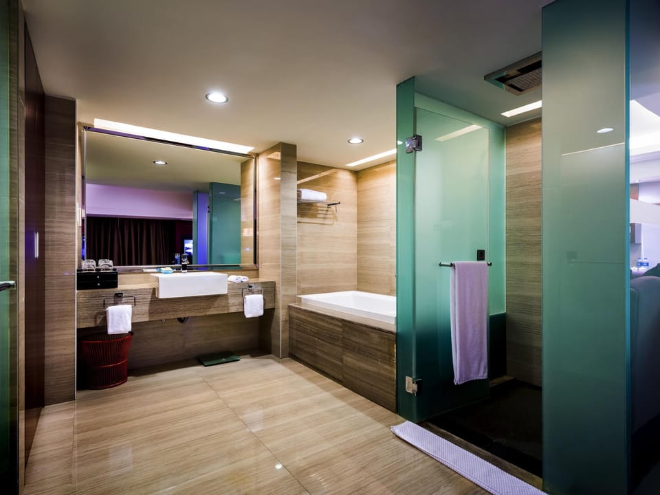 Deluxe Room, 1 King Bed | Minibar, in-room safe, desk, laptop workspace