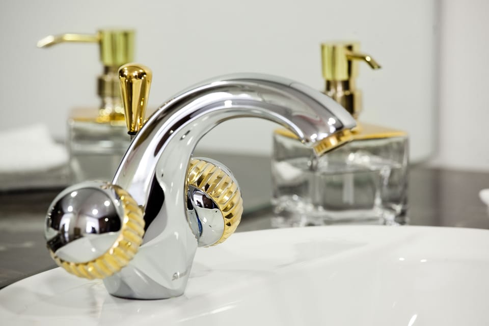 Deluxe Apartment, 2 Bedrooms (Loft) | Bathroom sink