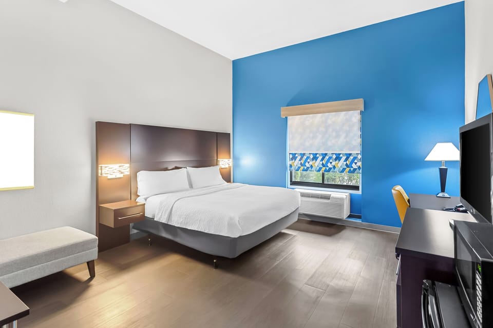 Egyptian cotton sheets, premium bedding, pillowtop beds, desk