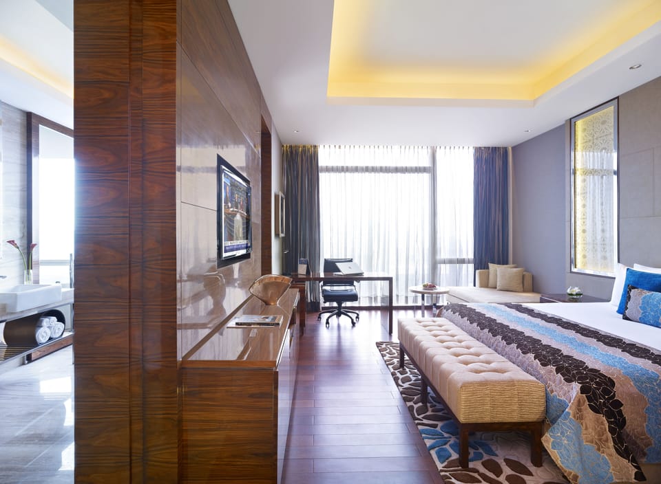 Executive Suite King Bed with Bath Tub, Club Lounge Access | Premium bedding, minibar, in-room safe, desk