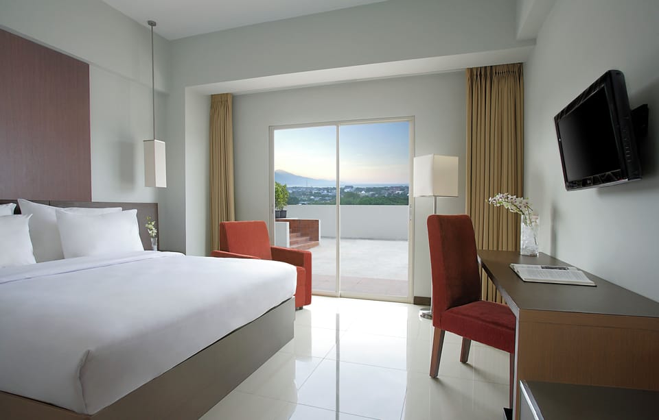 In-room safe, desk, WiFi (free), bed sheets