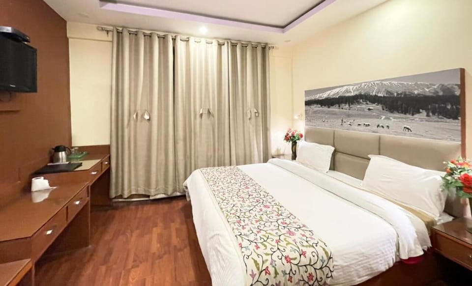 In-room safe, WiFi (free), bed sheets