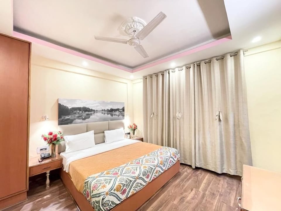 Deluxe Double Room, 1 Double Bed | In-room safe, WiFi (free), bed sheets
