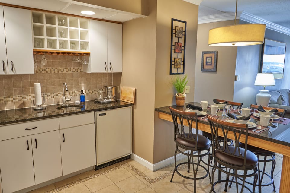 Deluxe Suite | Private kitchen | Fridge, microwave