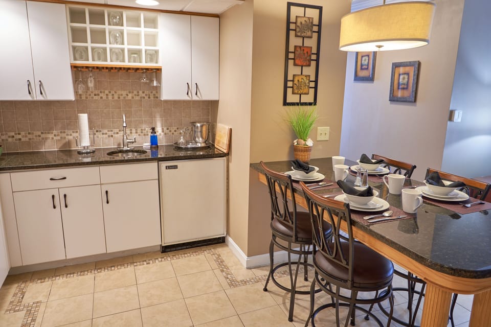 Deluxe Suite | Private kitchen | Fridge, microwave