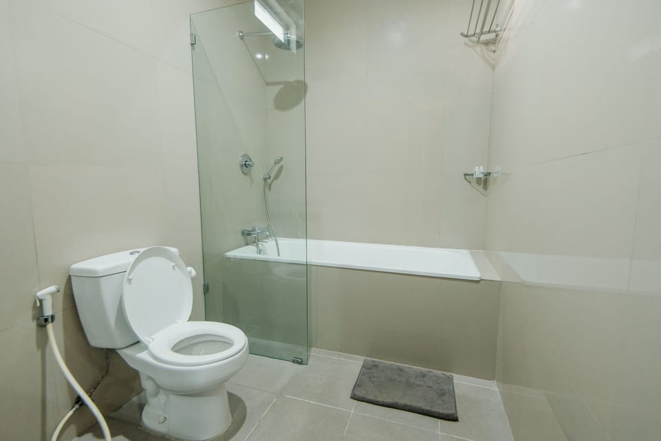 Deluxe Double Room | Bathroom | Combined shower/tub, free toiletries, towels