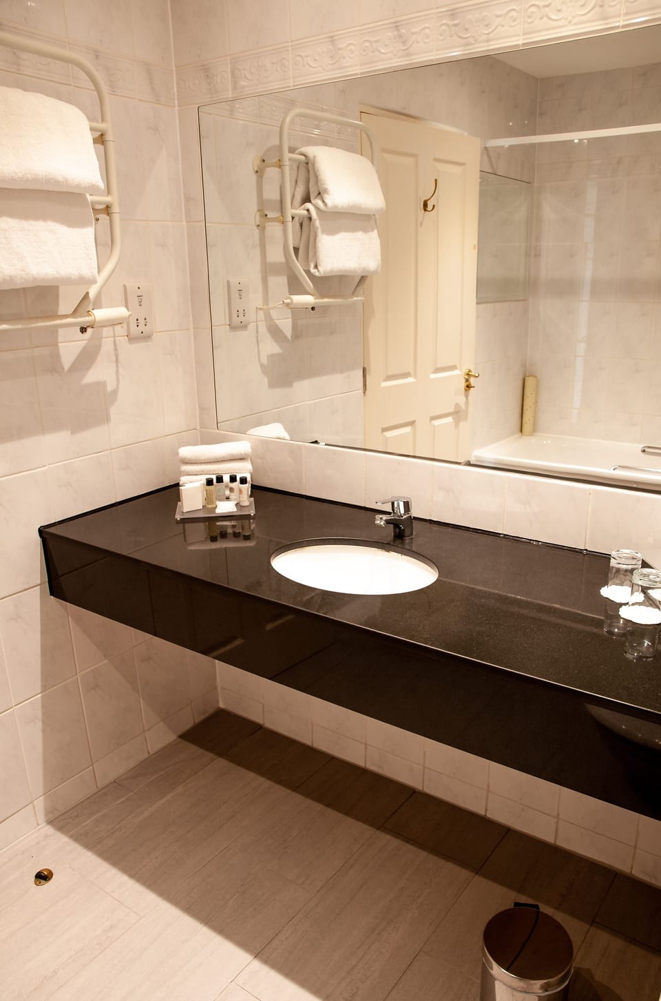 Combined shower/tub, free toiletries, hair dryer, towels