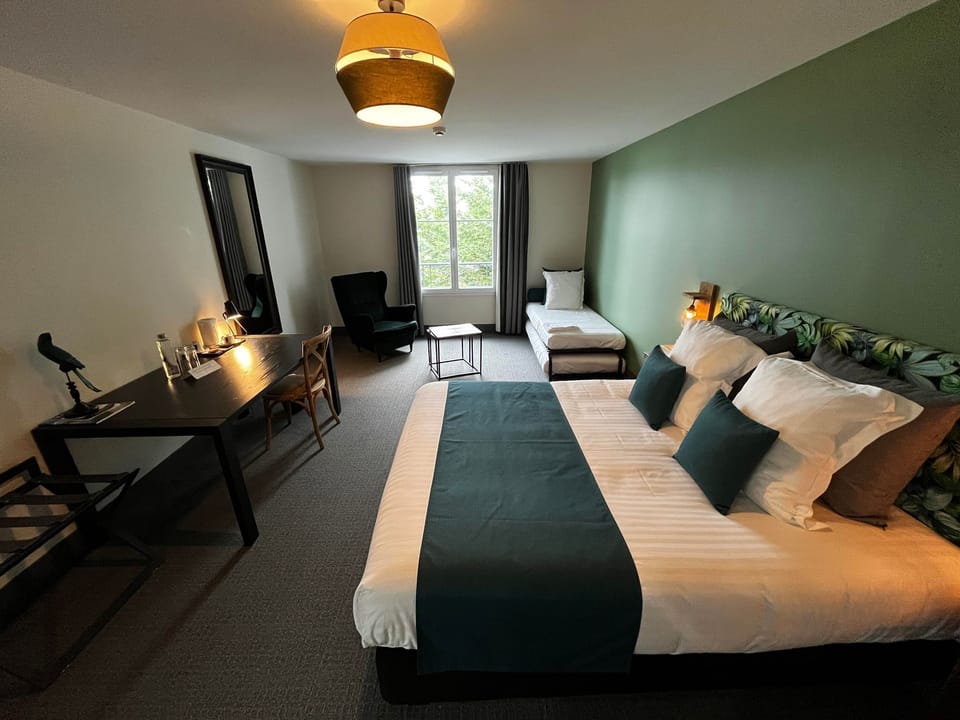 Chambre privilège 1 à 3 personnes | Premium bedding, individually decorated, desk, laptop workspace