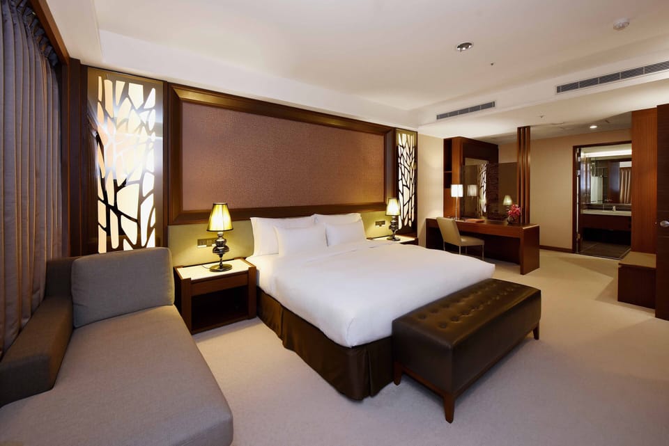 Deluxe Suite | Down comforters, minibar (free items), in-room safe, desk
