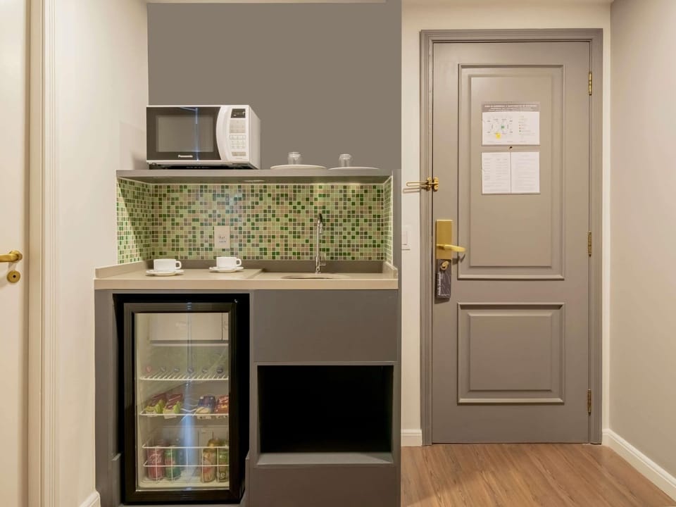 Executive Suite, 1 Queen Bed | 1 bedroom, minibar, in-room safe, desk
