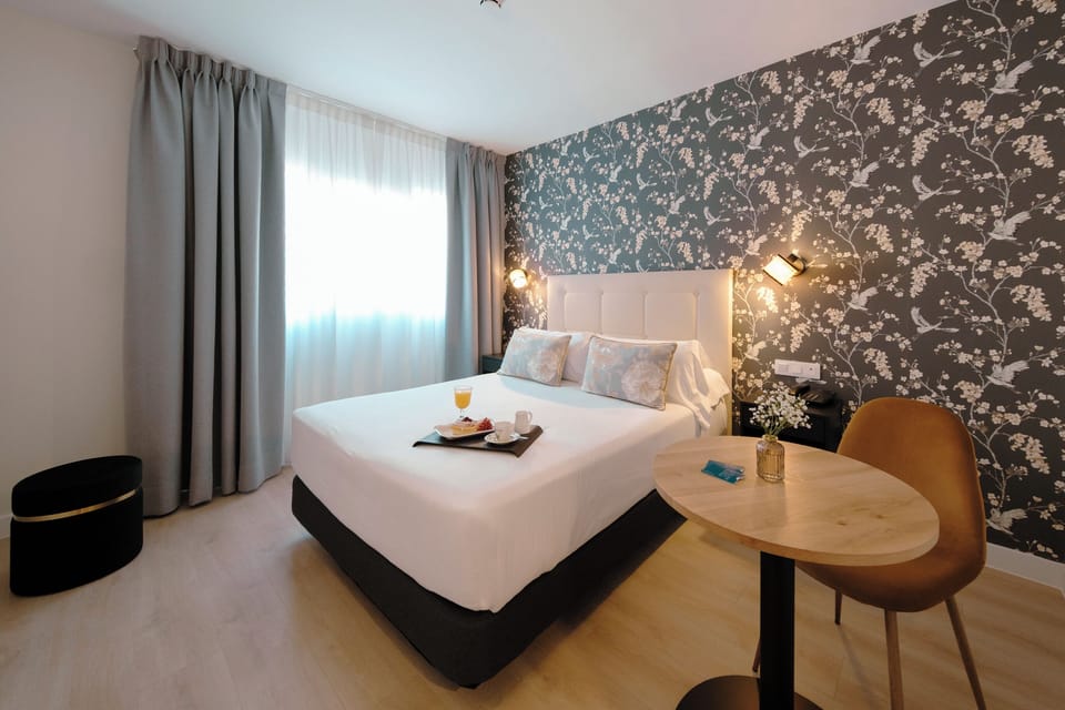 Deluxe Room | In-room safe, desk, blackout drapes, iron/ironing board