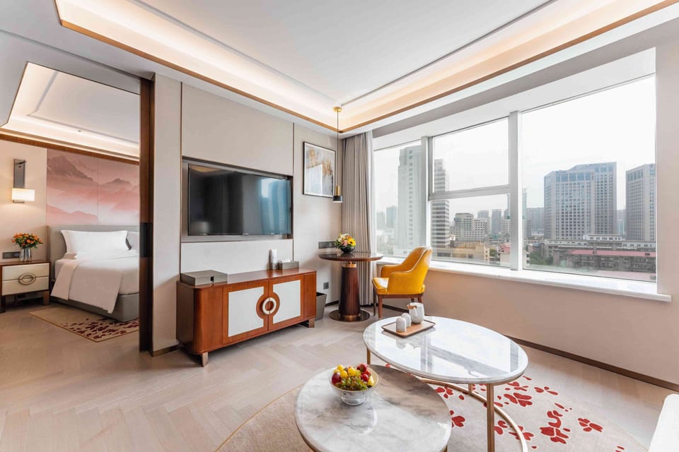 Business Suite | Living area | Flat-screen TV