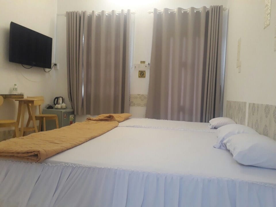 Basic Triple Room | Desk, blackout drapes, free WiFi