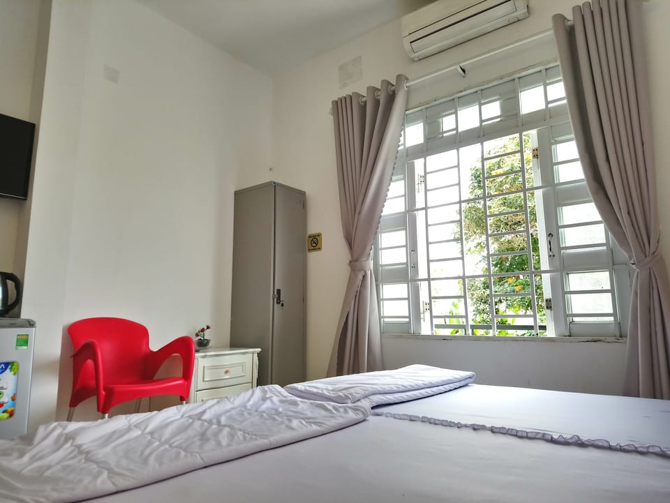 Basic Triple Room | Desk, blackout drapes, free WiFi