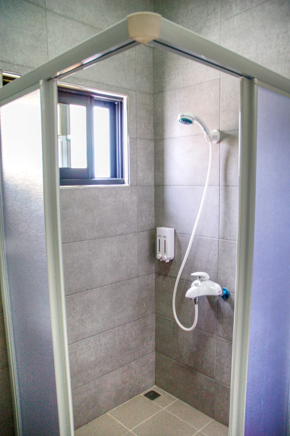 Shower, hydromassage showerhead, free toiletries, hair dryer
