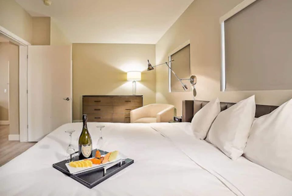 Minibar, in-room safe, desk, iron/ironing board