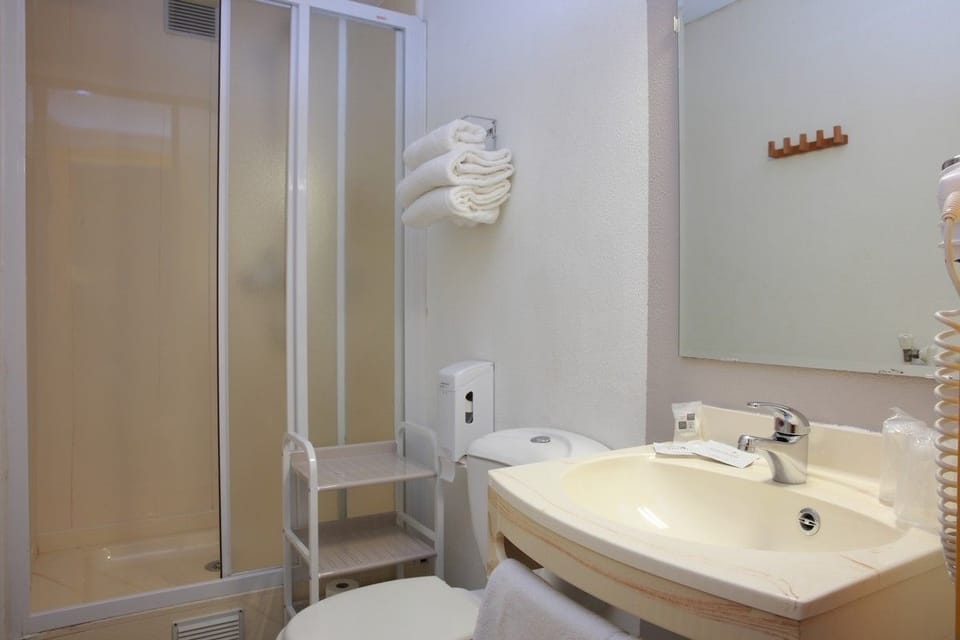 Family Triple Room, 3 Twin Beds | Bathroom | Free toiletries, hair dryer, towels