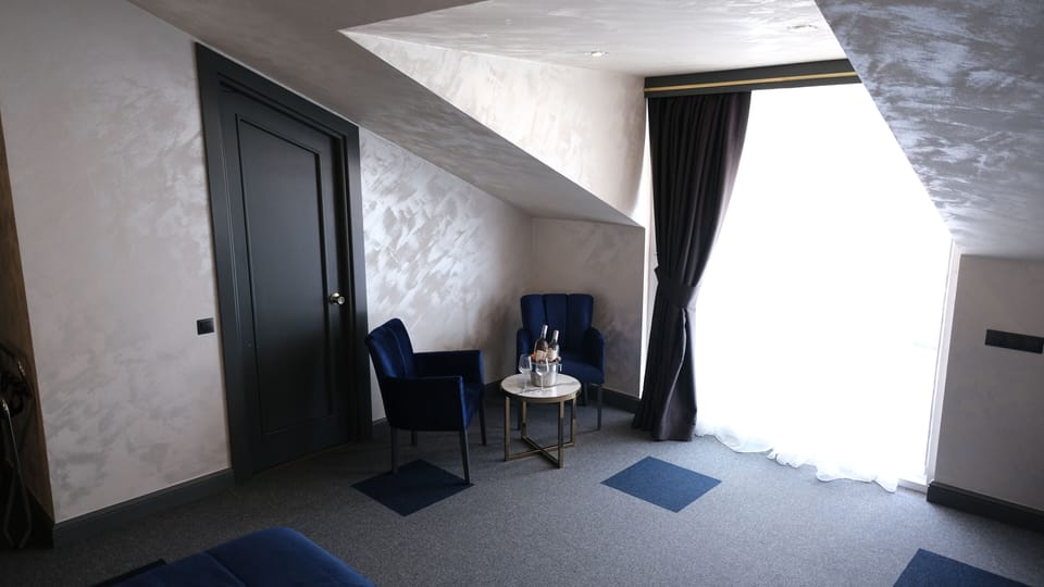 Deluxe Double Room, Sea View | Living area