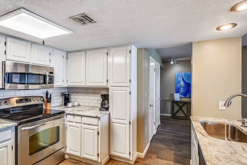 Condo, 3 Bedrooms | Private kitchen | Fridge, microwave, oven, dishwasher