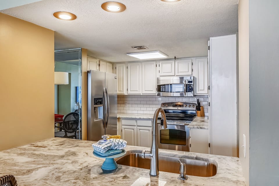Condo, 3 Bedrooms | Private kitchen | Fridge, microwave, oven, dishwasher