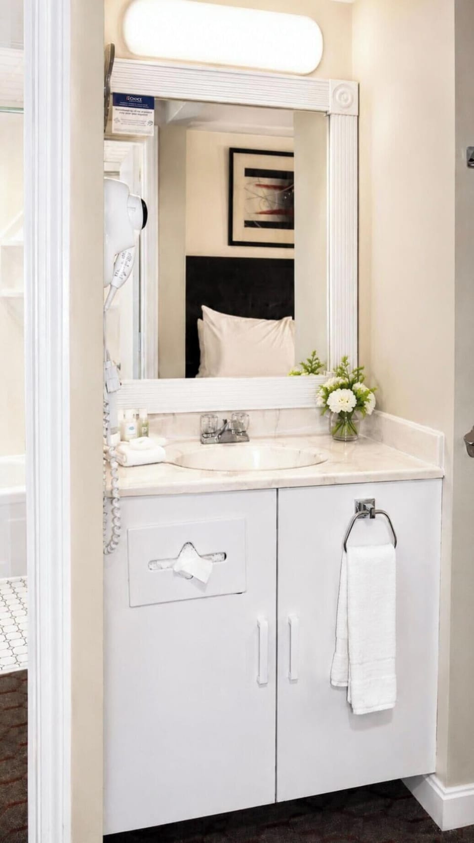 Combined shower/tub, hair dryer, towels