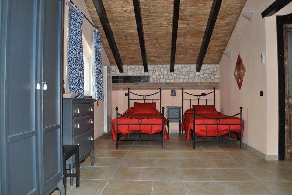 Triple Room | Desk, free WiFi, bed sheets