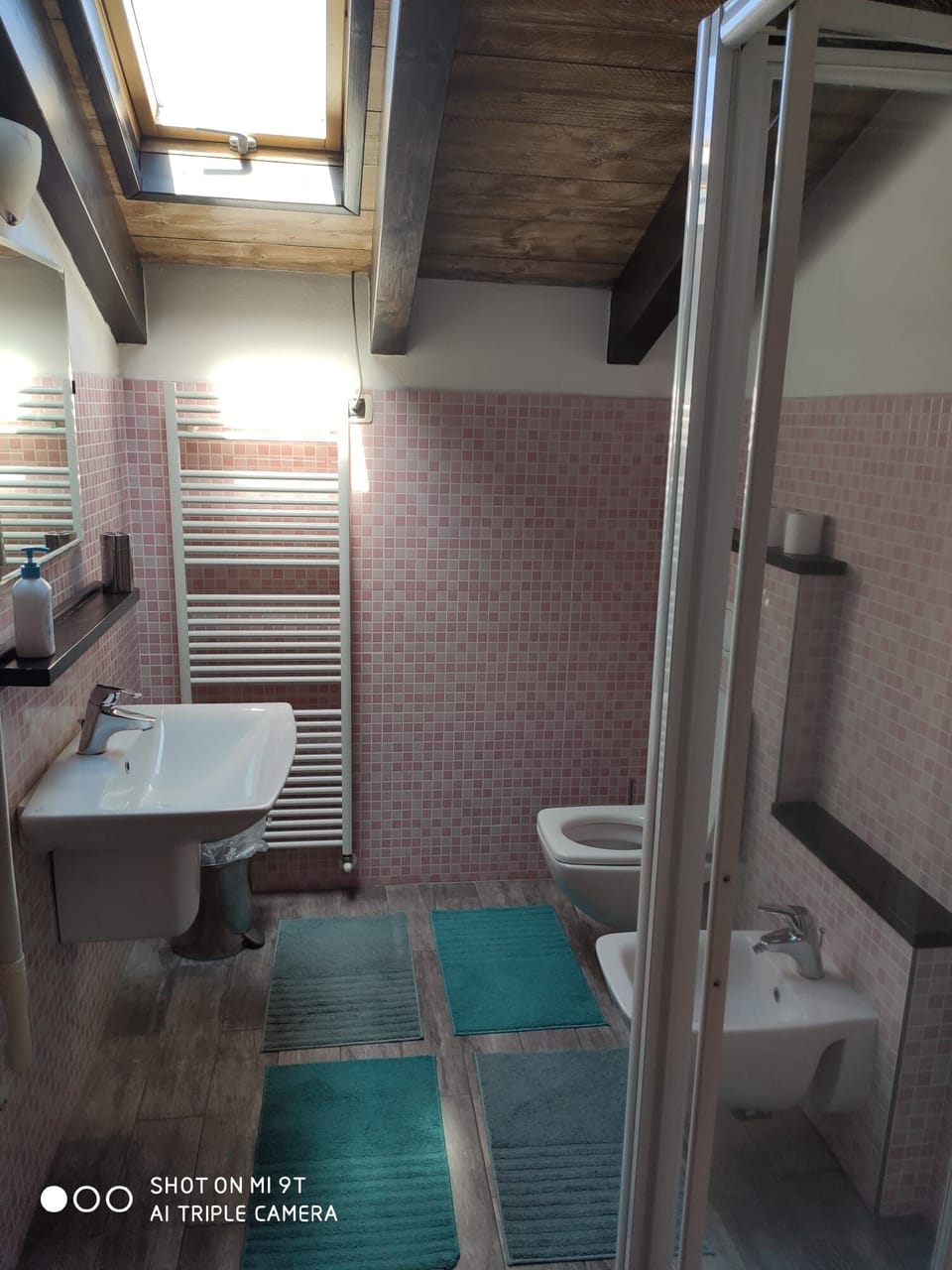 Triple Room | Bathroom | Shower, rainfall showerhead, free toiletries, hair dryer