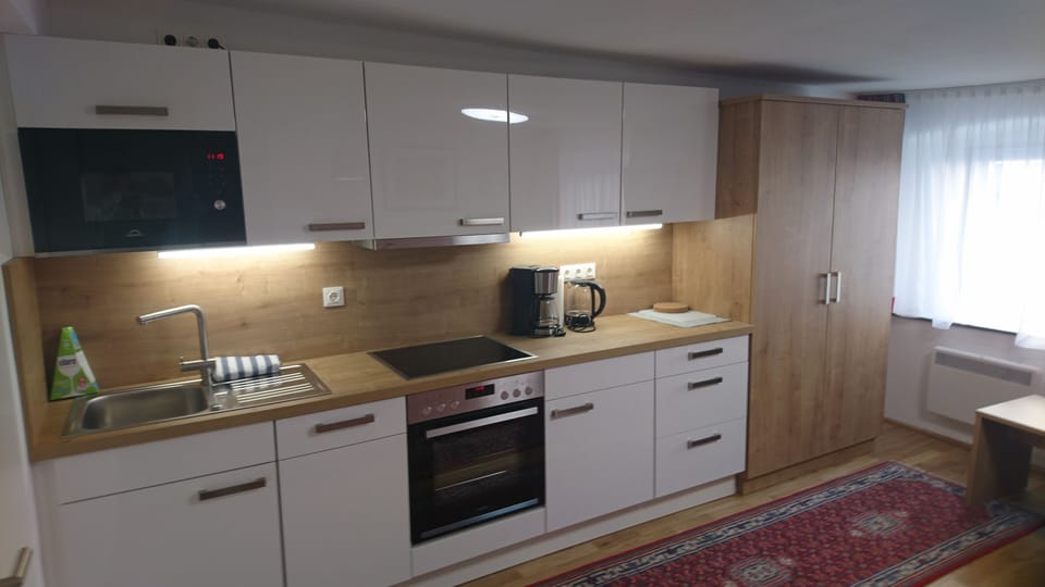 Classic Room | Private kitchen | Full-size fridge, microwave, oven, stovetop