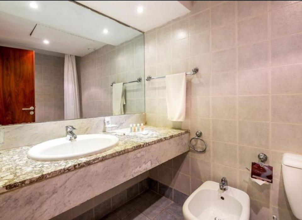 Standard Twin Room | Bathroom | Shower, rainfall showerhead, free toiletries, hair dryer