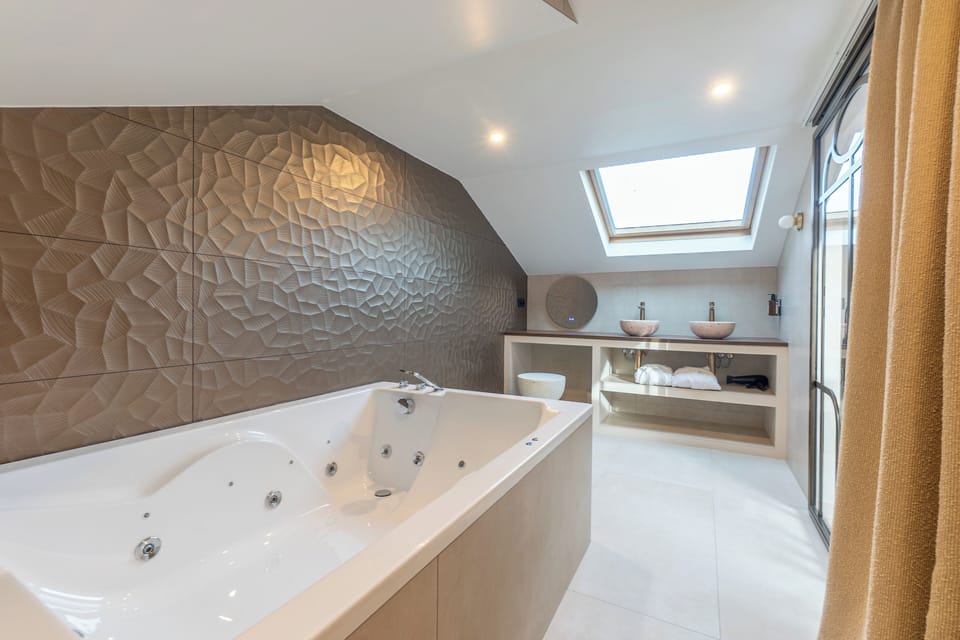 Suite | Bathroom | Hair dryer, towels