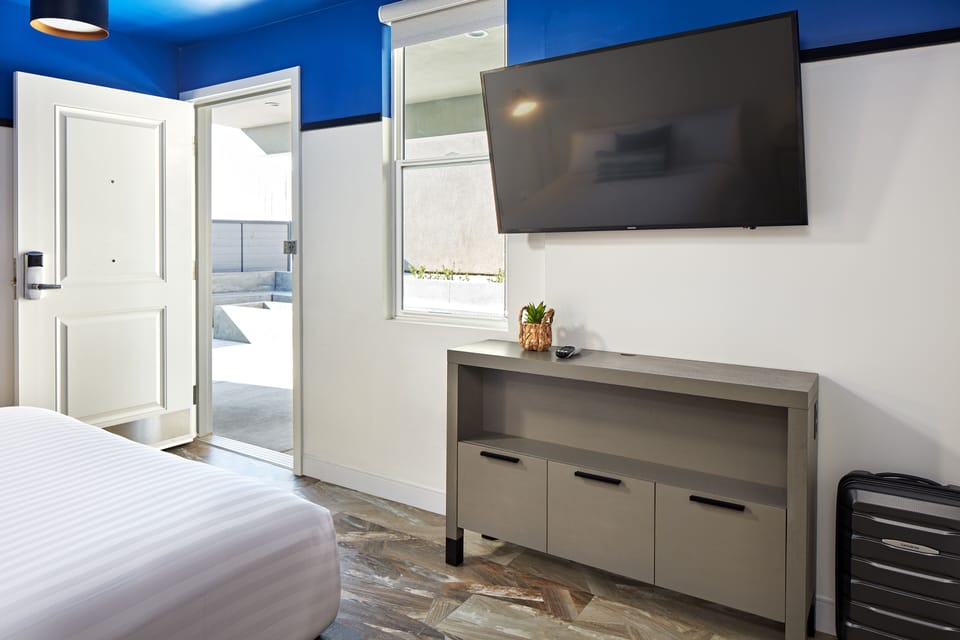 Room, 1 King Bed (Emerald) | Television