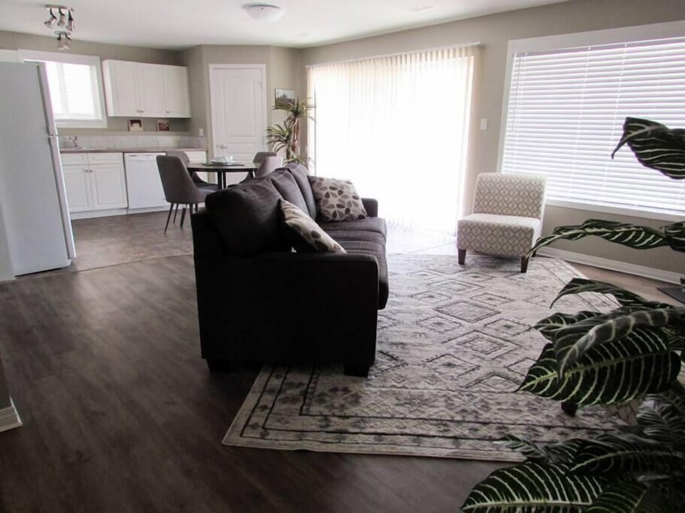 2 bedrooms, iron/ironing board, cribs (free), WiFi (free)