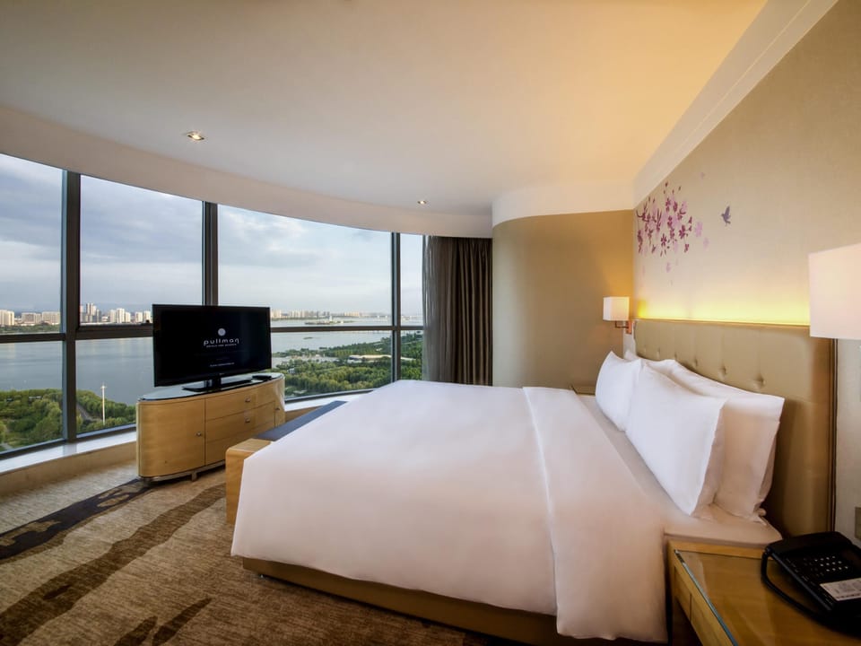 Premium bedding, free minibar items, in-room safe