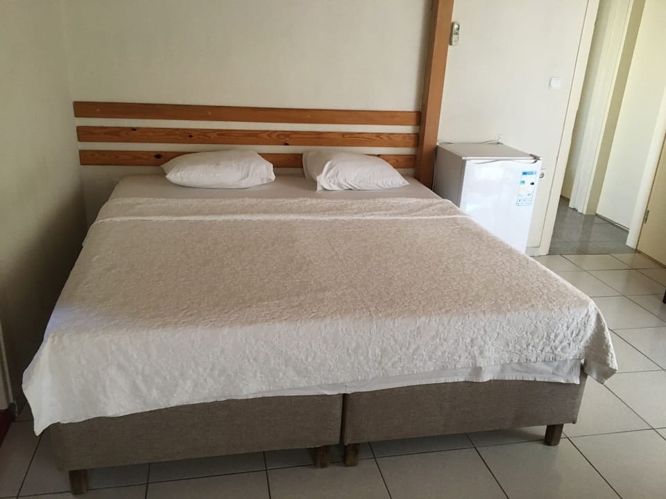 Desk, laptop workspace, WiFi (free), bed sheets