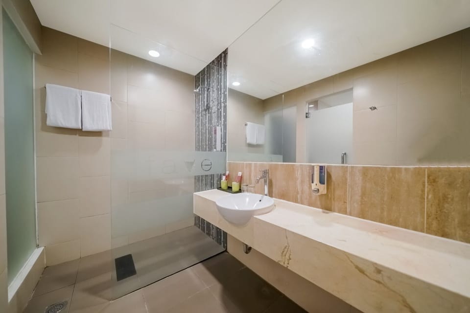 Superior Room | Bathroom | Shower, free toiletries, towels