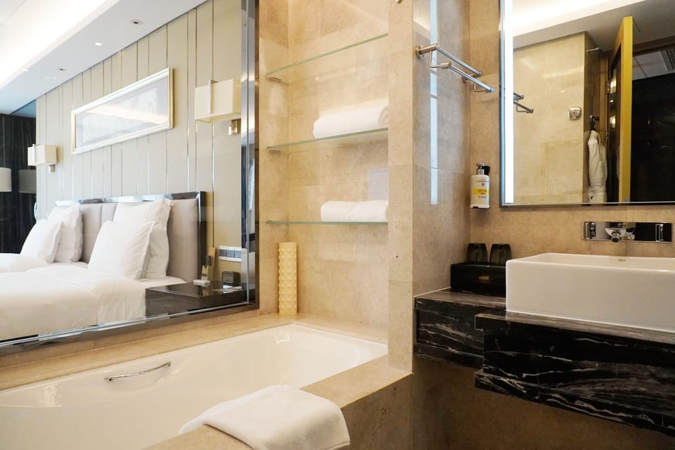 Combined shower/tub, deep soaking tub, eco-friendly toiletries