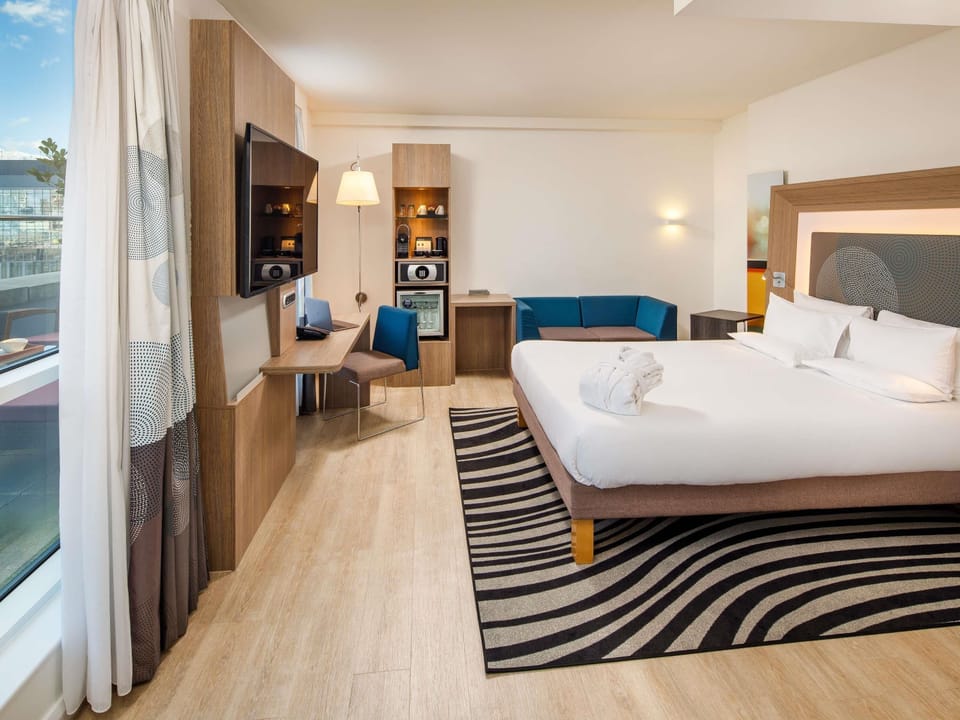 Premium Room, 1 Queen Bed, Balcony | Hypo-allergenic bedding, in-room safe, desk, laptop workspace