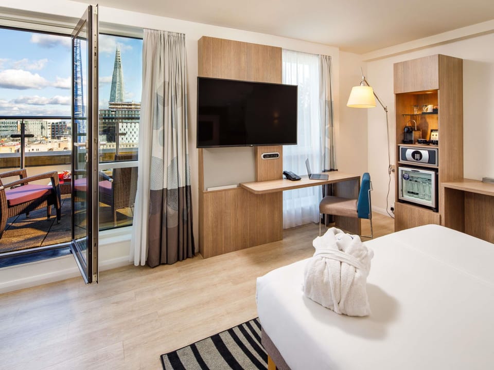 Premium Room, 1 Queen Bed, Balcony | Hypo-allergenic bedding, in-room safe, desk, laptop workspace
