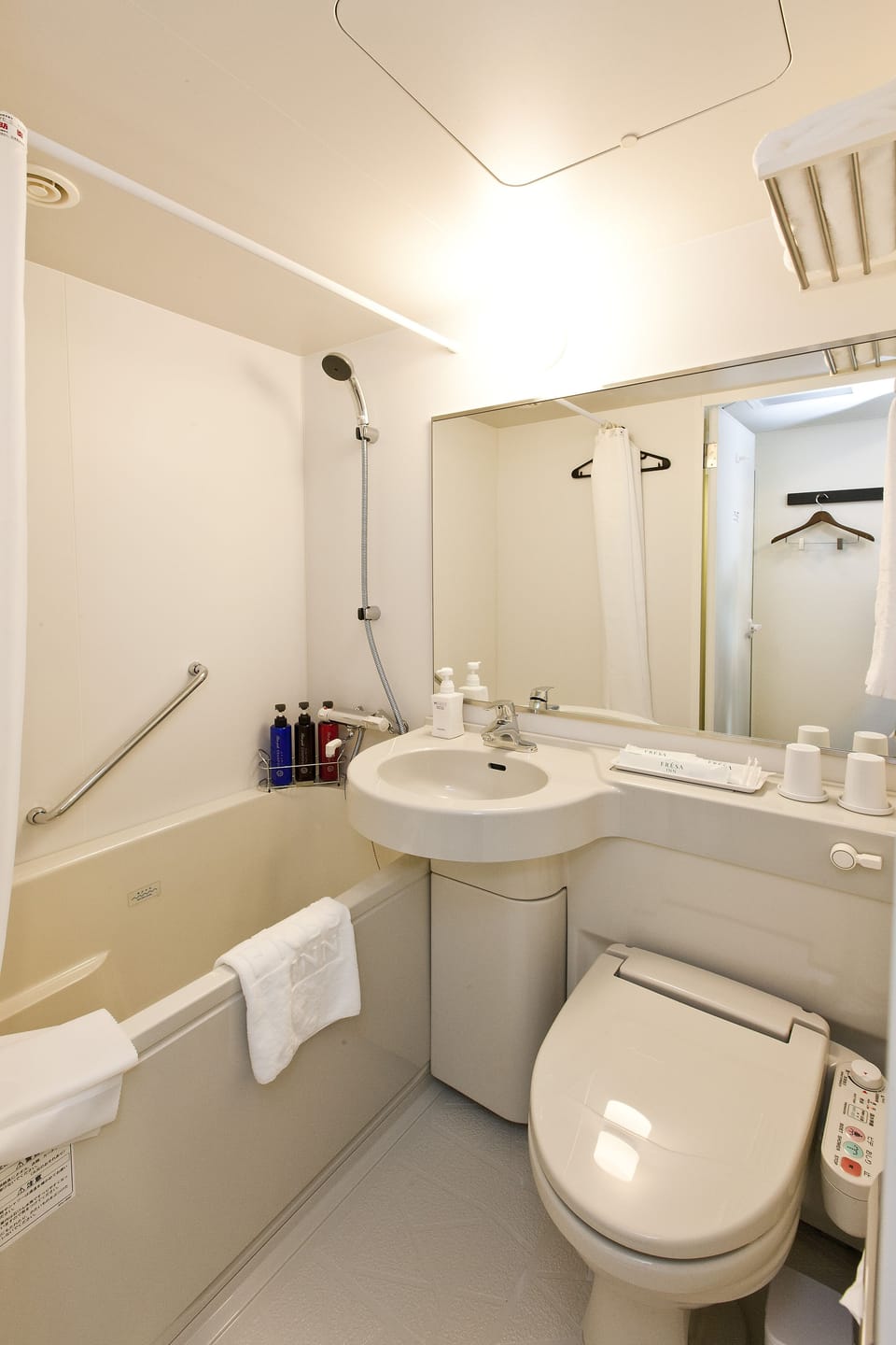 Combined shower/tub, rainfall showerhead, free toiletries, hair dryer