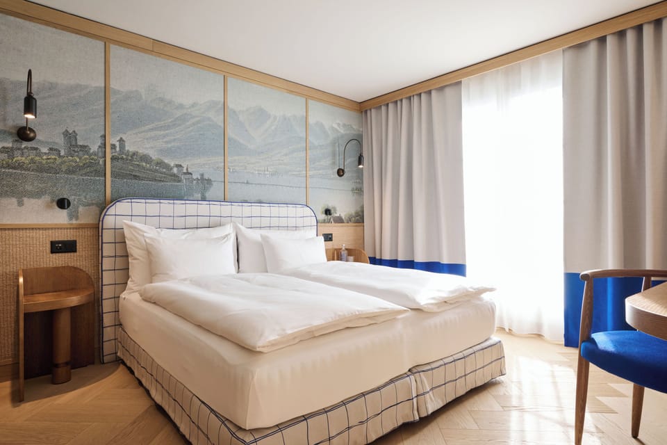 Deluxe Room, 1 King Bed | In-room safe, desk, blackout drapes, soundproofing