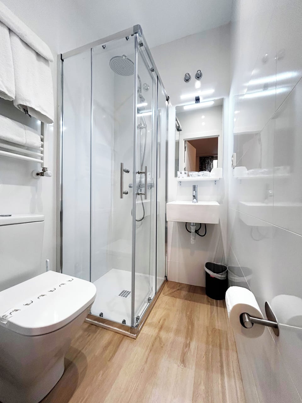 Double Room, 1 King Bed, Balcony | Bathroom | Hair dryer, towels, soap, shampoo