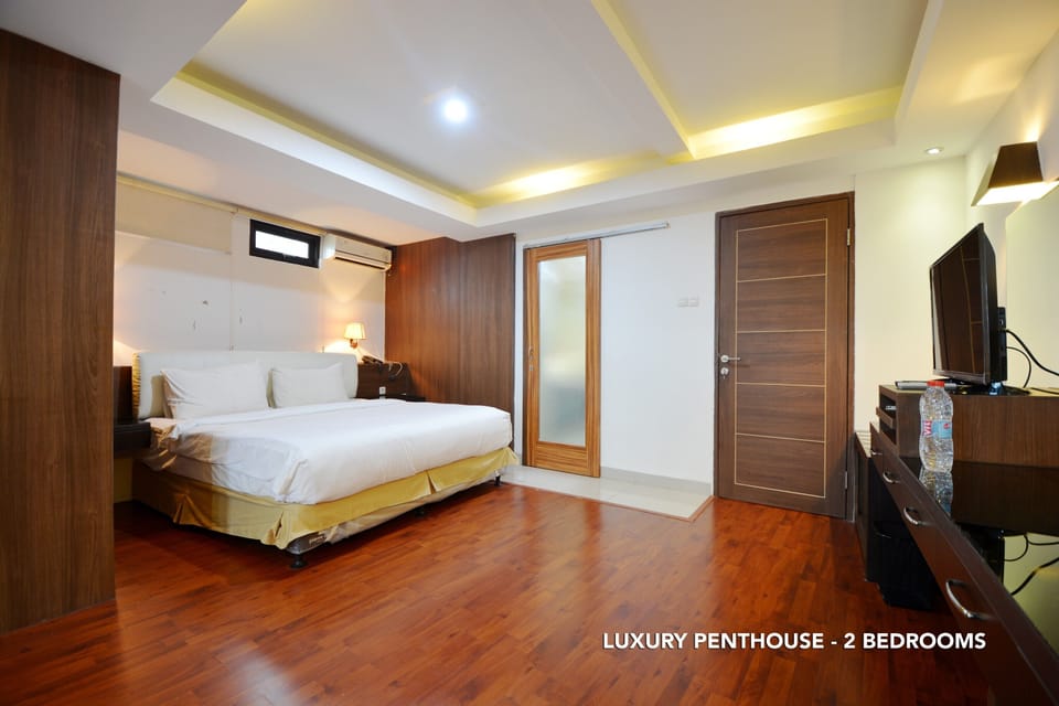 Premium bedding, in-room safe, desk, free WiFi