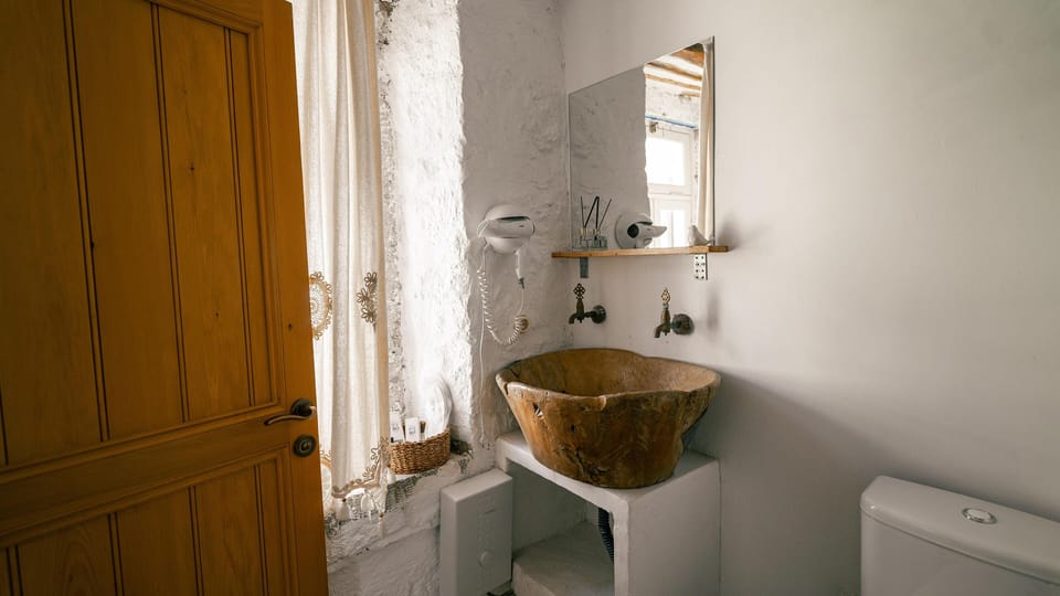 Standard Double Room | Bathroom | Shower, hair dryer, towels, shampoo