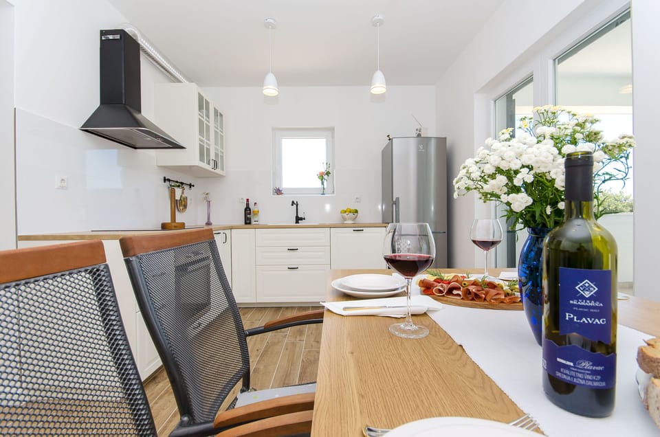 Private kitchen | Fridge, oven, stovetop, dishwasher