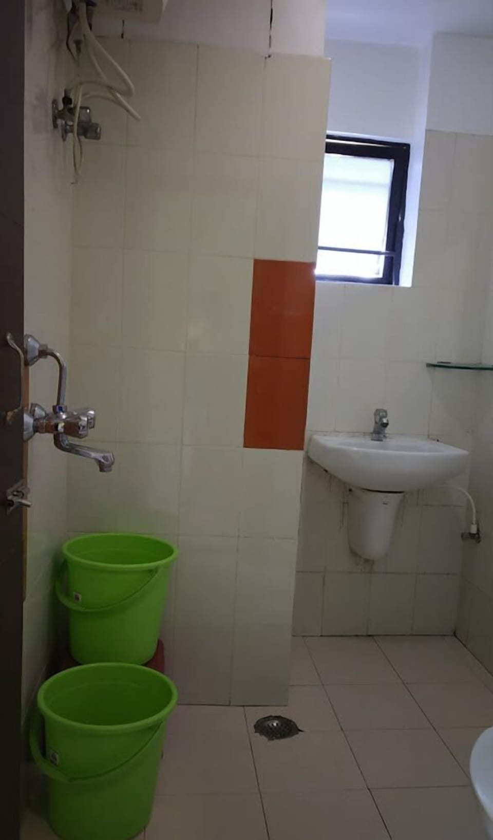 Shower, free toiletries, towels