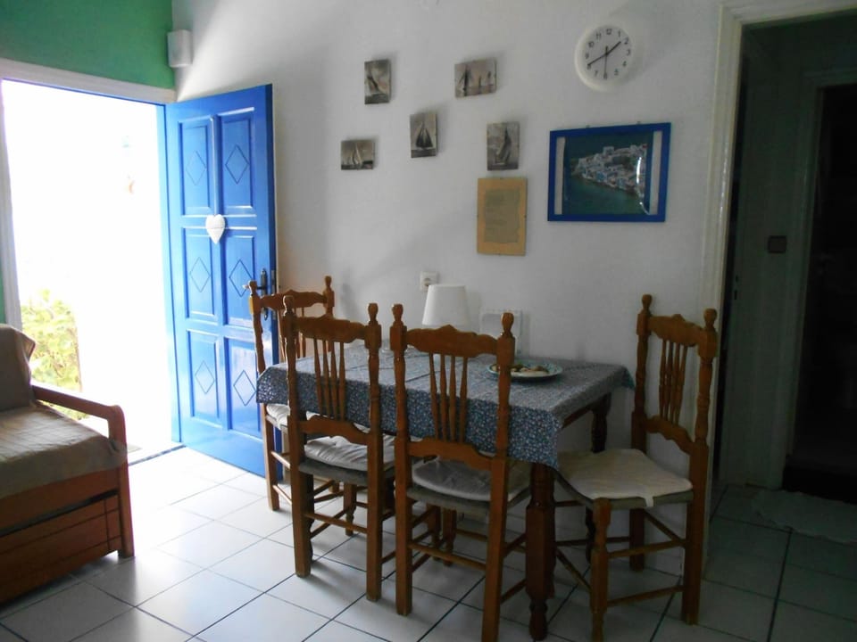 Apartment, 1 Bedroom, Balcony, Mountain View | Dining