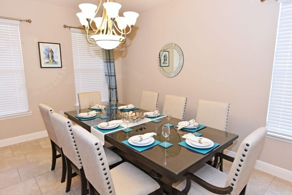 House, 5 Bedrooms | In-room dining