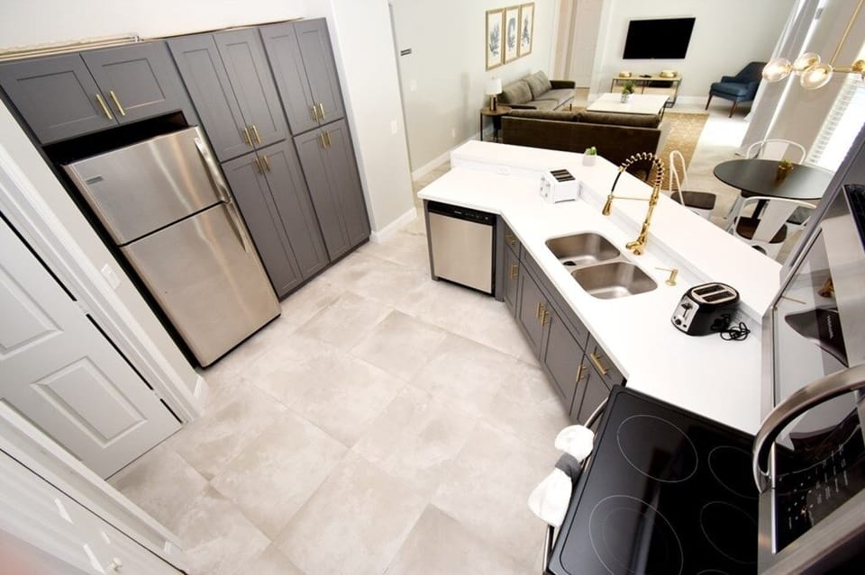 House, 5 Bedrooms | Private kitchen | Dishwasher, paper towels