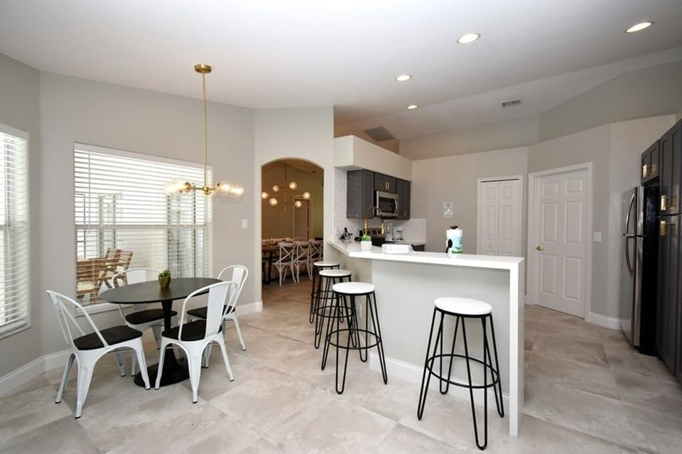 House, 5 Bedrooms | Private kitchen | Dishwasher, paper towels