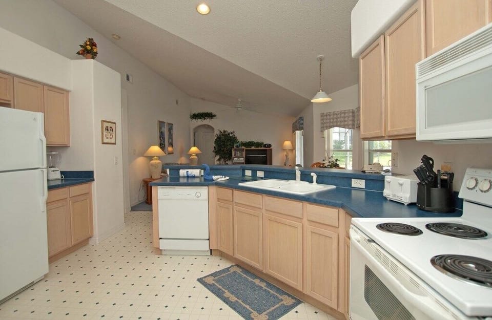 House, 4 Bedrooms | Private kitchen